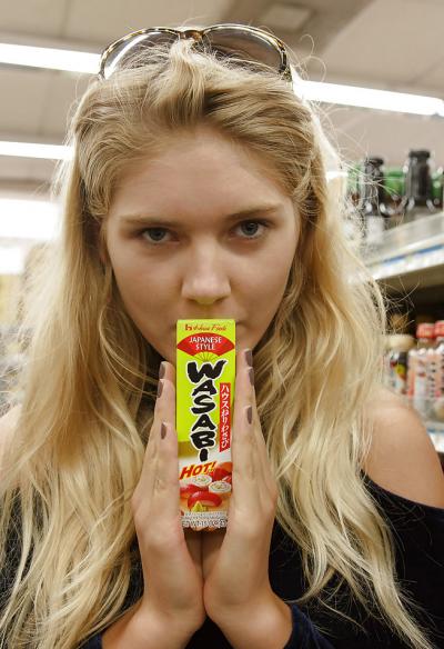 Молодая блондинка ведет себя очень развратно в супермаркете 5 фото